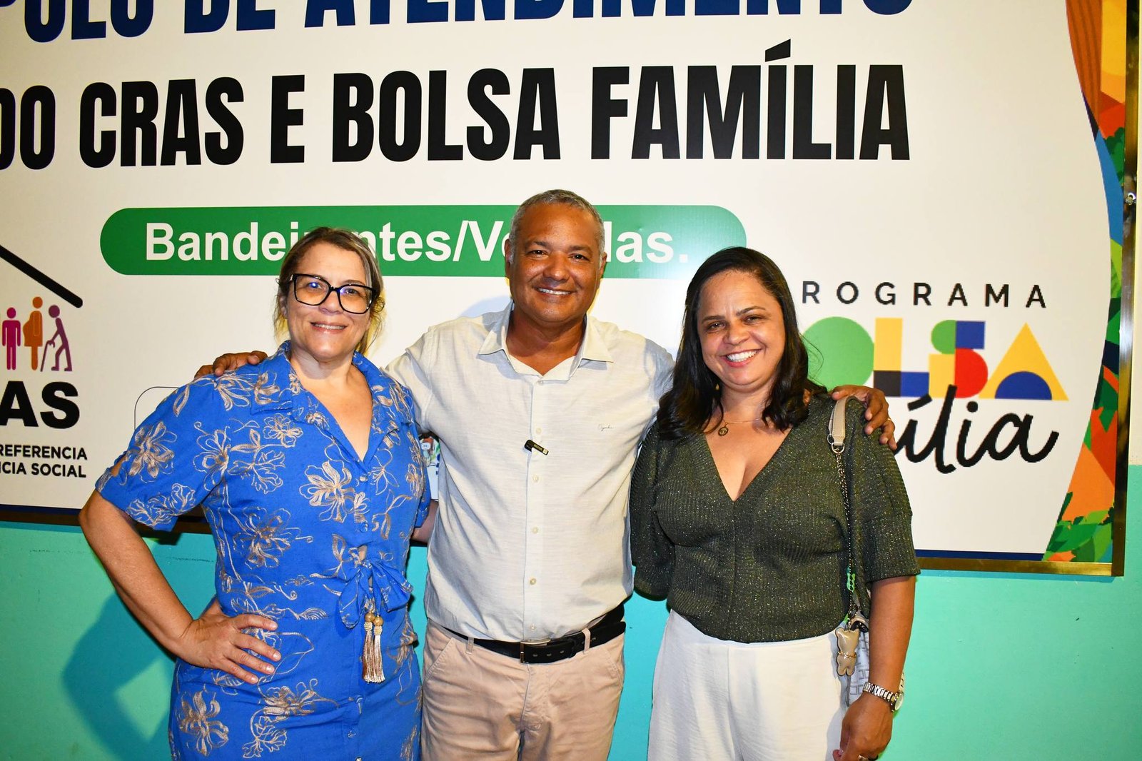 PREFEITURA DE JAÍBA INAUGUROU ATRAVÉS DA ASSISTÊNCIA SOCIAL POLO DE ATENDIMENTO DO CRAS E BOLSA FAMÍLIA NO BAIRRO BANDEIRANTES QUE ATENDERÁ A 05 BAIRROS DA REGIÃO E ATRAVÉS DA SECRETARIA DE FAZENDA ENTREGOU 72 CERTIFICADOS DE REGULARIZAÇÃO FUNDIÁRIA – POLO ATENDE A EMENDA IMPOSITIVA DO PRESIDENTE DA CÂMARA VEREADOR VALDIVINO GANCHO PARA AQUISIÇÃO DE MOBÍLIA