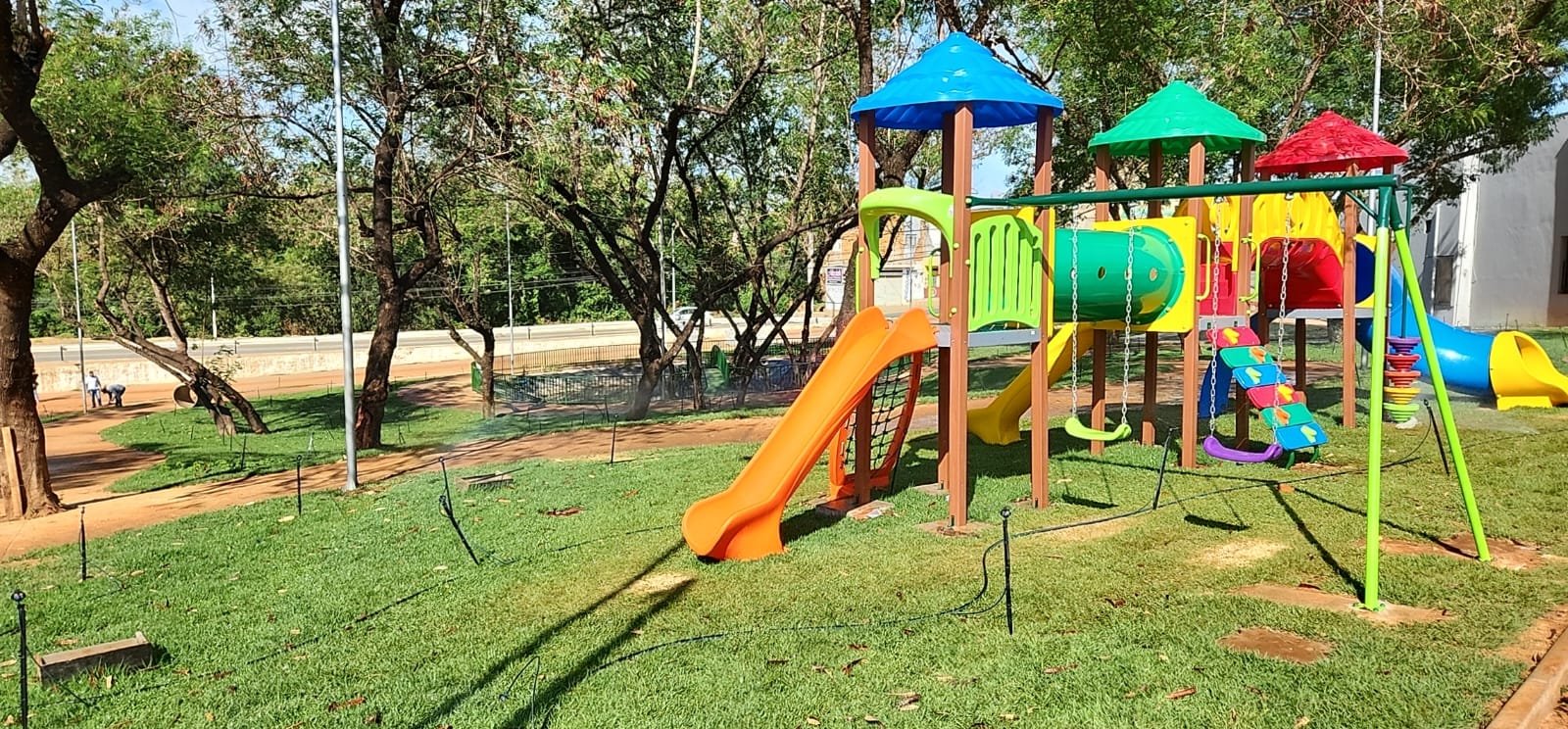 PRAÇA DO CENTRO DE EVENTOS CONHECIDA COMO “PRAÇA DA BÍBLIA” QUE ESTÁ SENDO CONSTRUÍDA PELA PREFEITURA DE JAÍBA ENTRA NA RETA FINAL DE ACABAMENTO COM CANTEIROS DEFINIDOS, INSTALAÇÃO DE BRINQUEDOS, MUITA SOMBRA, LAGO ARTIFICIAL E ÁREA DE PASSEIO – LOCAL JÁ ESTÁ COM ILUMINAÇÃO EM LED E TRAZ UMA OPÇÃO DE LAZER E BEM-ESTAR PARA A POPULAÇÃO