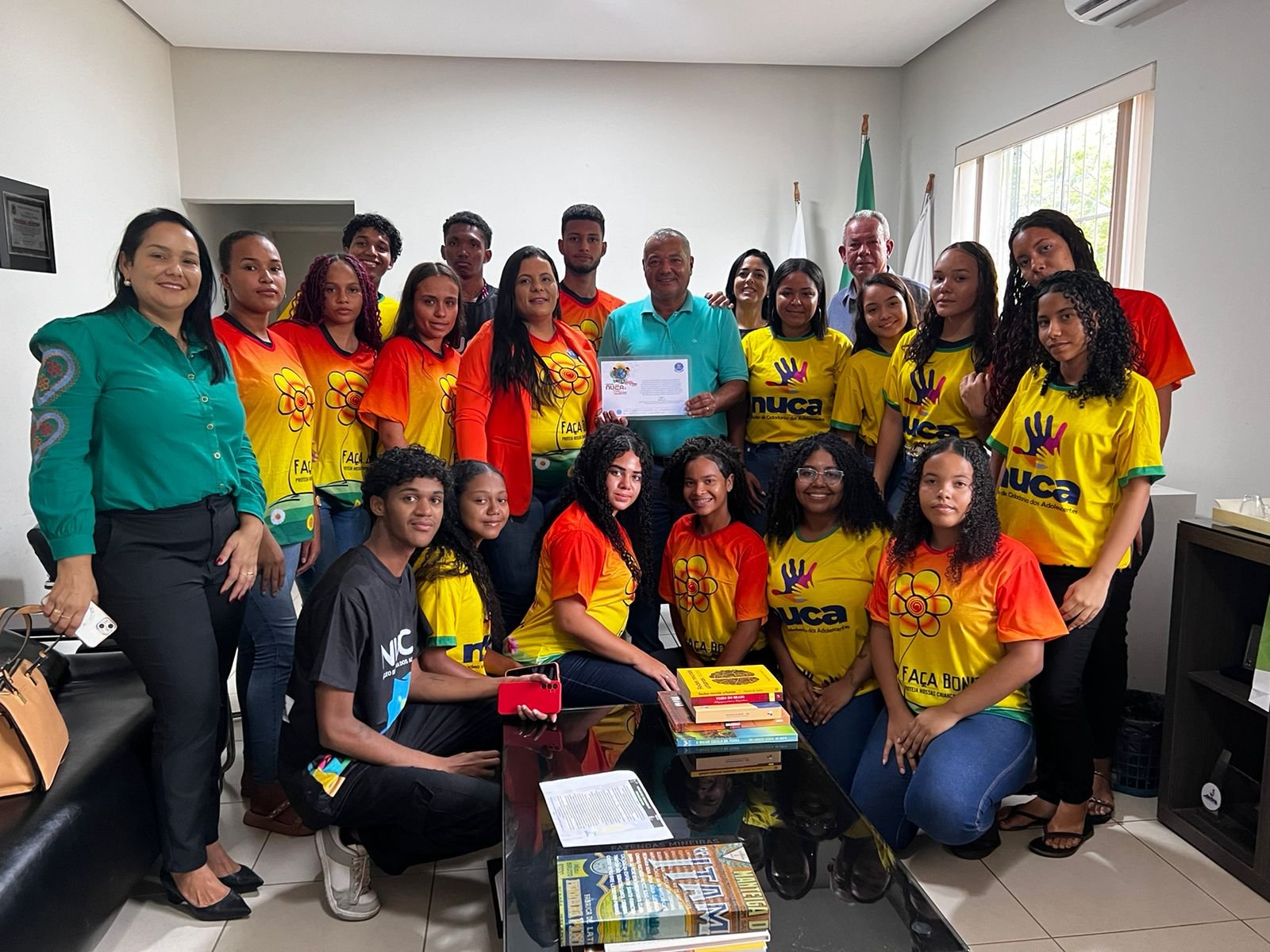 EQUIPE DO NUCA COMEMORA JUNTO COM O PREFEITO REGINALDO SILVA A CONQUISTA HISTÓRICA DO SELO UNICEF PARA O MUNICÍPIO DE JAÍBA E A PLACA COM OS PARABÉNS PELO BOM DESEMPENHO E CUMPRIMENTO DAS METAS NA EDIÇÃO 2021/2024 – AÇÕES DESENVOLVIDAS PELOS SETORES DE SAÚDE, EDUCAÇÃO E ASSISTÊNCIA SOCIAL EM DEFESA DOS DIREITOS DA CRIANÇA E DO ADOLESCENTE GARANTIRAM A CONQUISTA