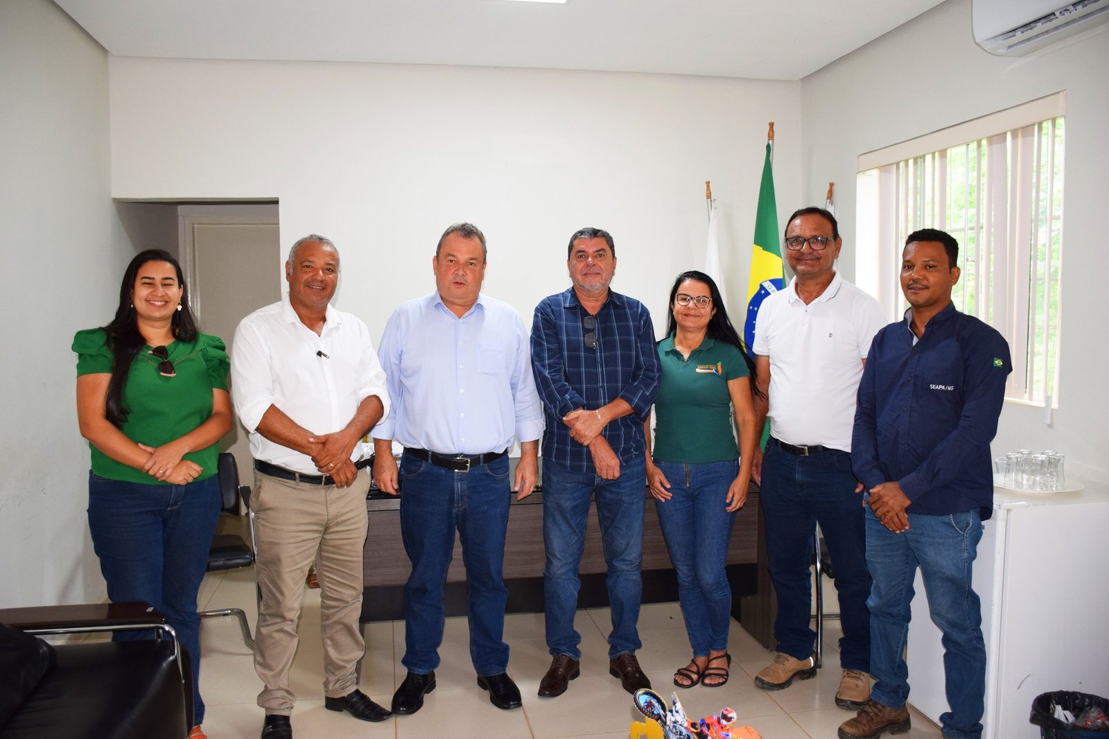 SECRETÁRIO DE AGRICULTURA DE MINAS GERAIS THALES FERNANDES ESTEVE EM JAÍBA NESTA TERÇA-FEIRA 03/12 PARA ENTREGA DE TÍTULOS DE REMISSÃO DE DÍVIDAS DE PRODUTORES COM O ESTADO E É RECEPCIONADO PELO PREFEITO REGINALDO SILVA – TÍTULOS VIABILIZARÃO AS ESCRITURAS DE LOTES AGRÍCOLAS NA ETAPA I E II DO PROJETO JAÍBA – EMPENHO DO PREFEITO REGINALDO SILVA NA BUSCA PELA REGULARIZAÇÃO FUNDIÁRIA EM ÁREAS URBANAS E DO PROJETO JAÍBA FOI ELOGIADA PELO SECRETÁRIO