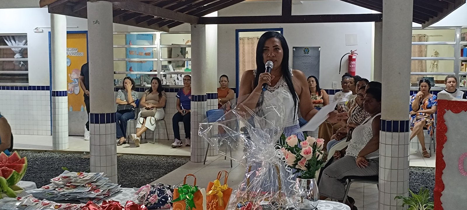 ESCOLA MUNICIPAL PROFESSORA ROSÂNGELA DA SILVA CAMPOS REALIZA REUNIÃO ESCOLAR E HOMENAGEIA MULHERES DE JAÍBA 